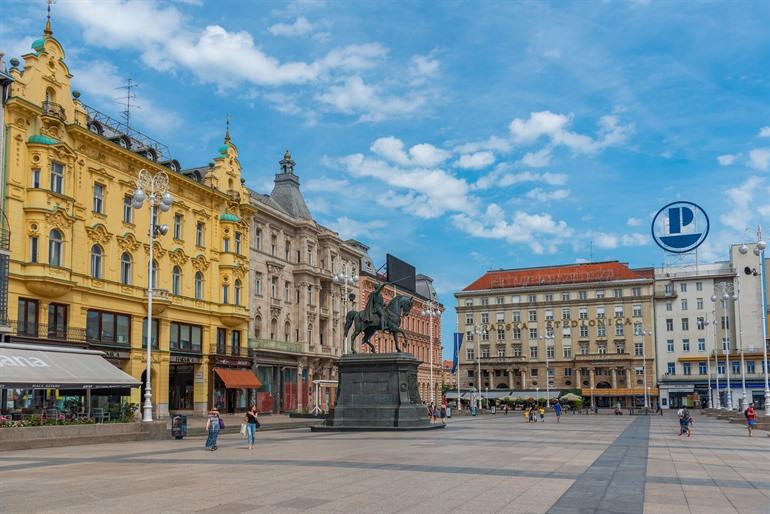 Wandelen over het Ban Jelačić Square in Zagreb, Kroatië