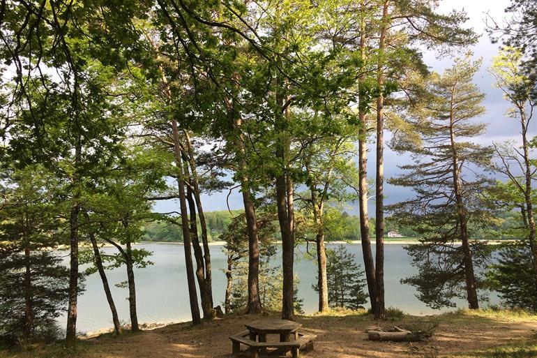 Wandelen rond het Lac de Saint-Étienne-Cantalès