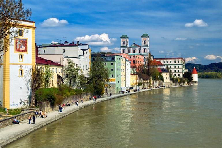 Wandeling langs rivierpromenade, Passau
