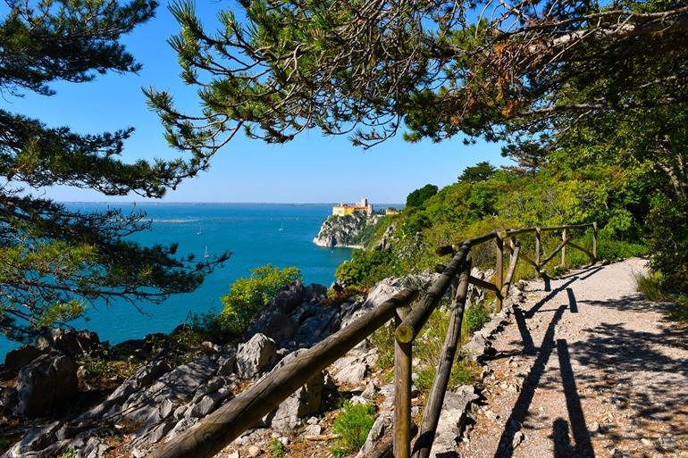 Wandelpad Sentiero Rilke met zicht op het kasteel