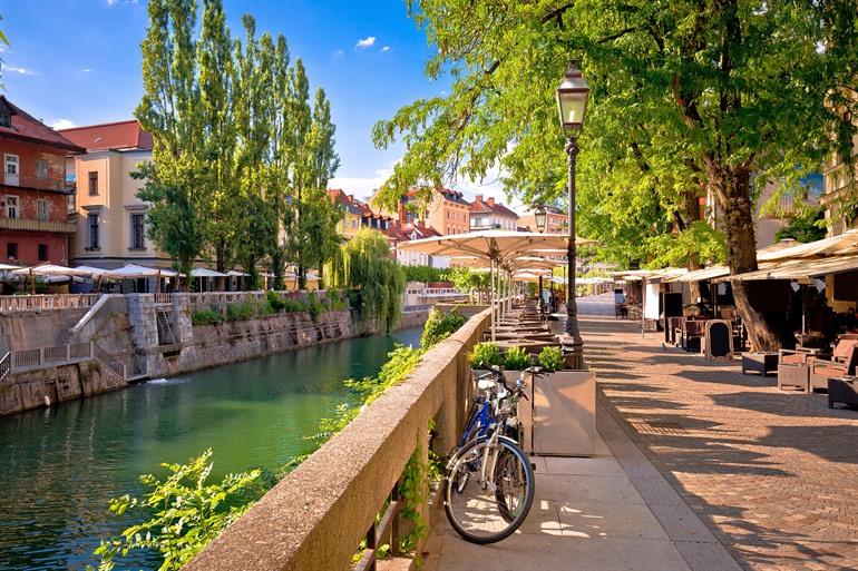 Wandelpromenade langs de Ljubljanica rivier, Slovenië
