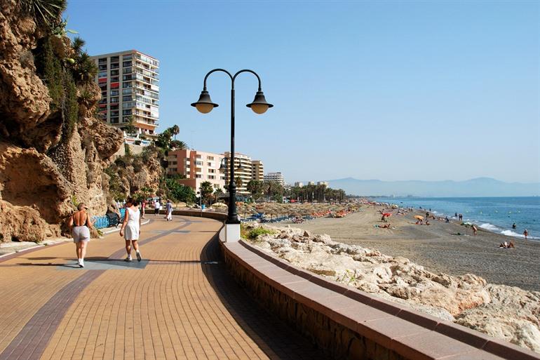 Wandelpromenade langs het strand van Torremolinos