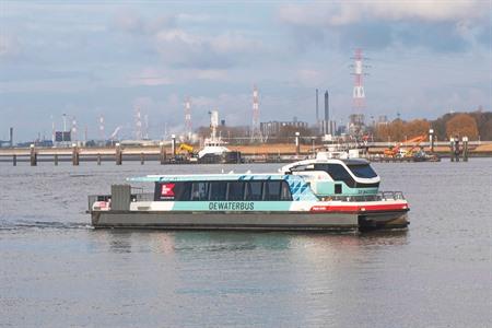 Waterbus op de Schelde in Antwerpen