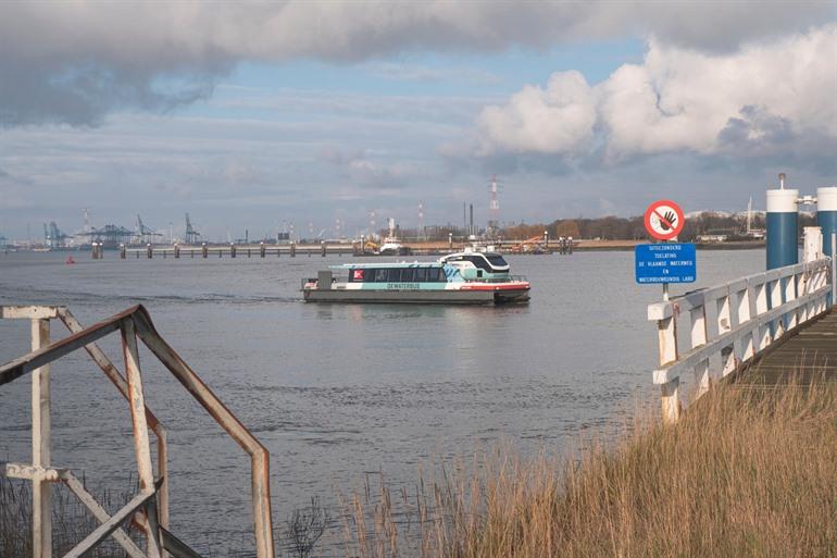 Waterbus richting pier Liefkenshoek