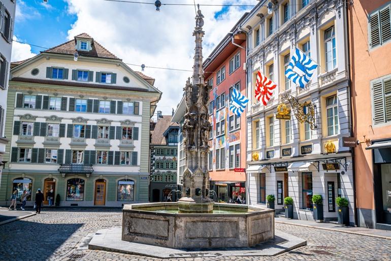 Weinmarkt en de Weinmarktbrunnen in Luzern