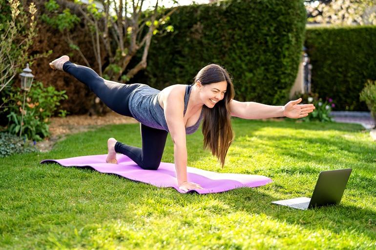 Werk aan je gezondheid en doe aan yoga in de tuin