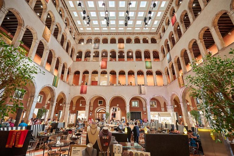 Winkelen in T Fondaco dei Tedeschi, Venetië