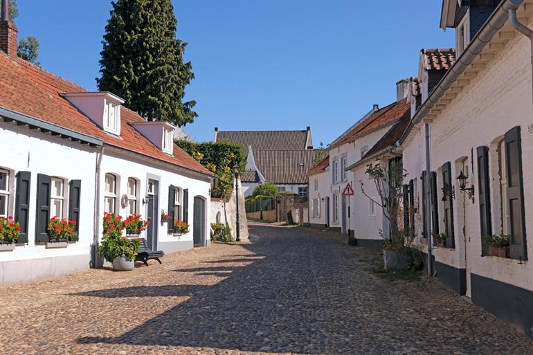Witgekalkte huizen en oude kasseien