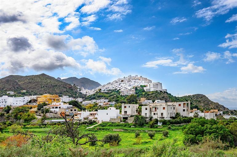 Witte dorpje Mojacar bovenop een heuvel, Andalusië