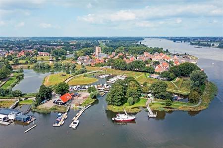 Woudrichem aan de rivier de Merwede in Nederland