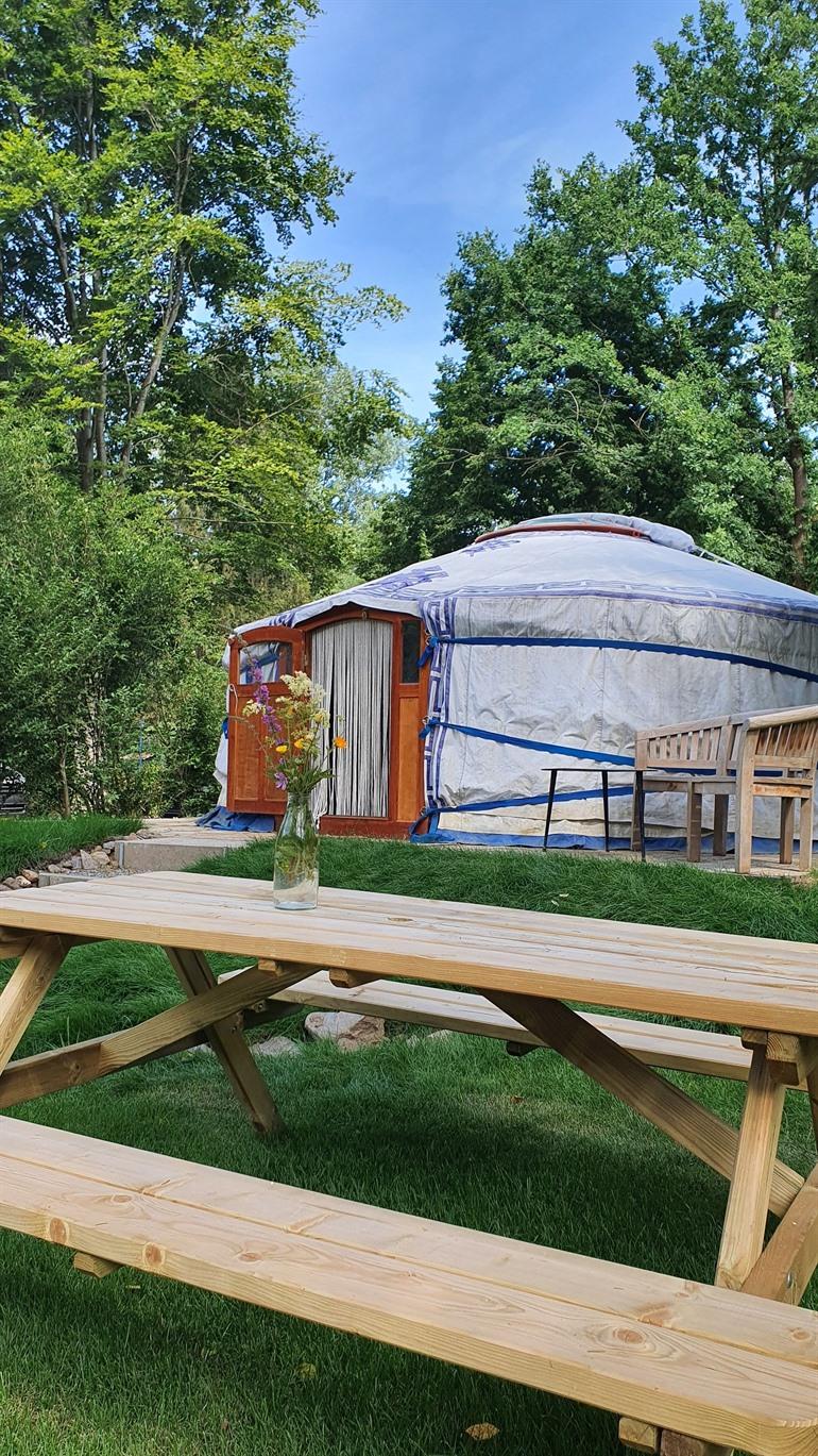 Yurt aan de rivier de Amblève in Nonceveux boeken