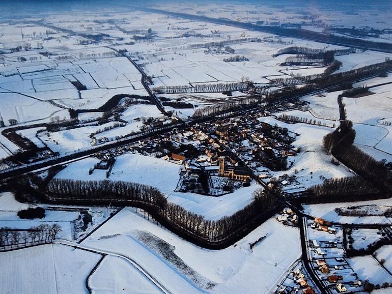 Zevenpuntige ster rond Damme