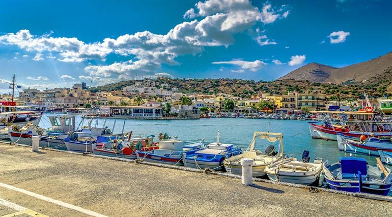 Zicht op de bootjes in de haven van Chersonissos, Kreta
