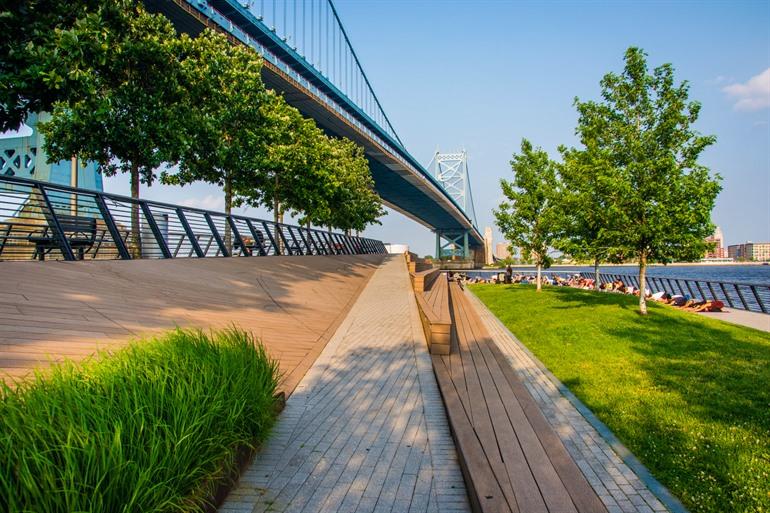 Zicht op de brug vanop Race street Pier