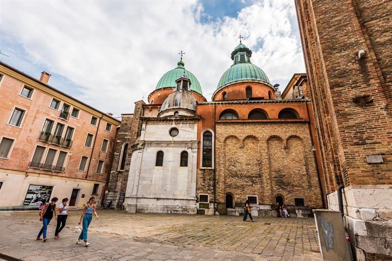 Zicht op de Duomo di Treviso in Treviso
