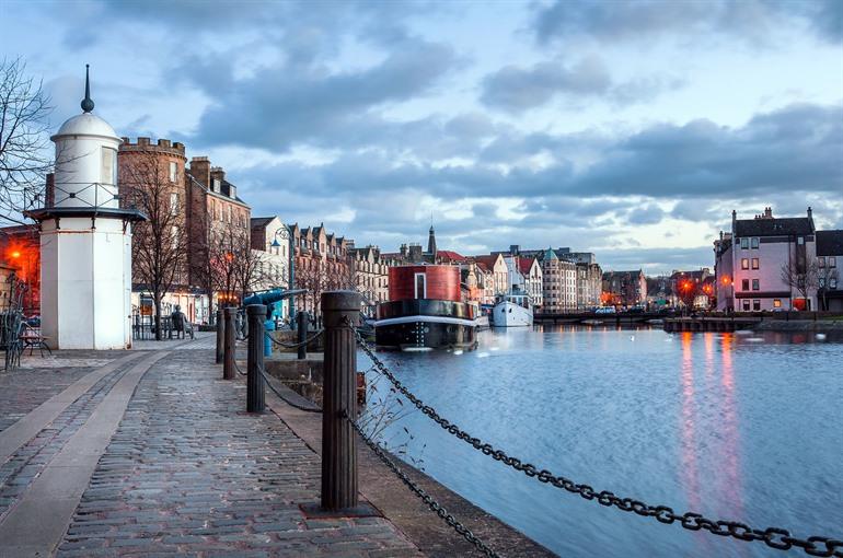 Zicht op de gezellige havenwijk Leith, Edinburgh