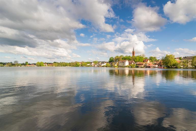 Zicht op de Haussee en Feldberg in Mecklenburg Vorpommern