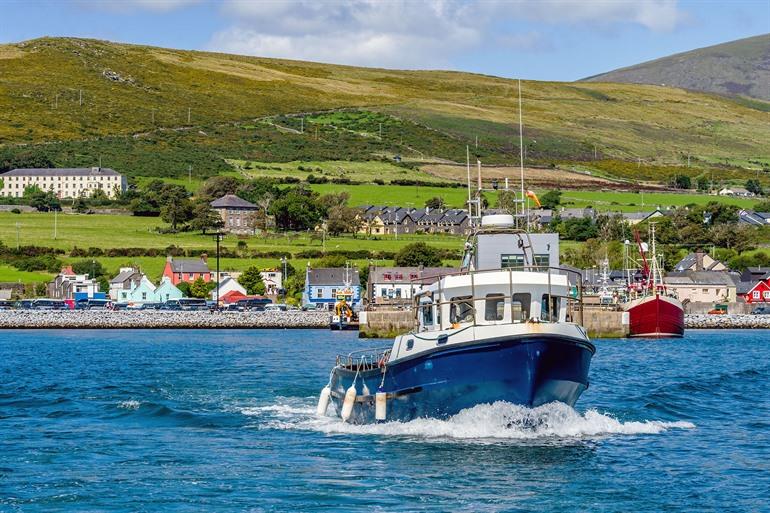Zicht op de haven van Dingle, Ierland