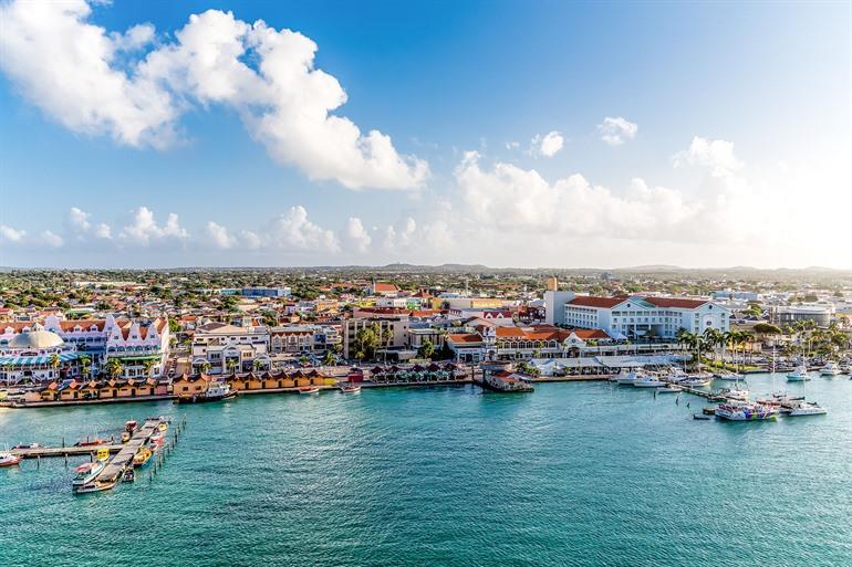 Zicht op de haven van Oranjestad, Aruba