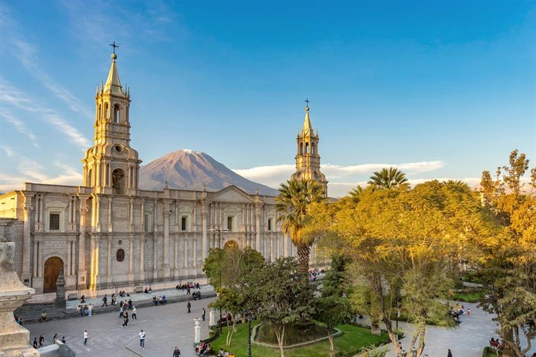 Zicht op de kathedraal van Arequipa en vulkaan Misti