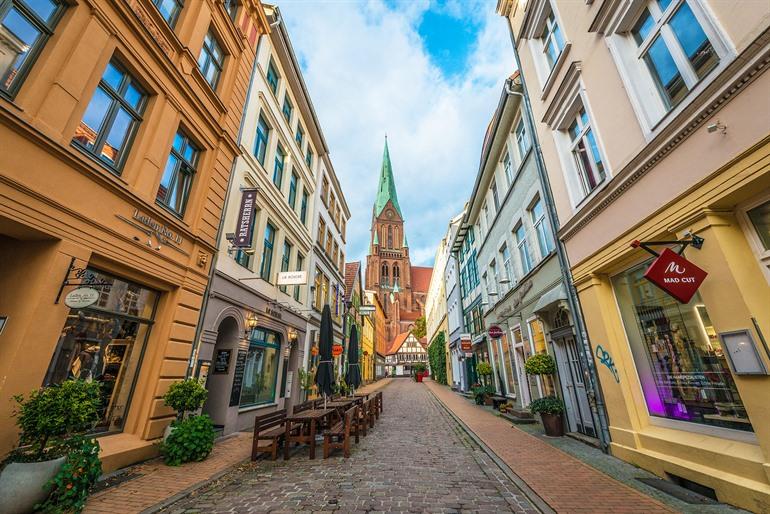Zicht op de Schweriner Dom, vanuit een gezellig straatje in Schwerin