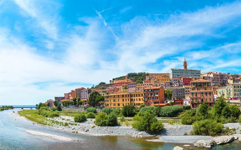 Zicht op het kleurrijke Ventimiglia in Ligurië