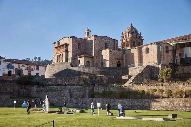 Zicht op Qurikancha vanuit het parkje