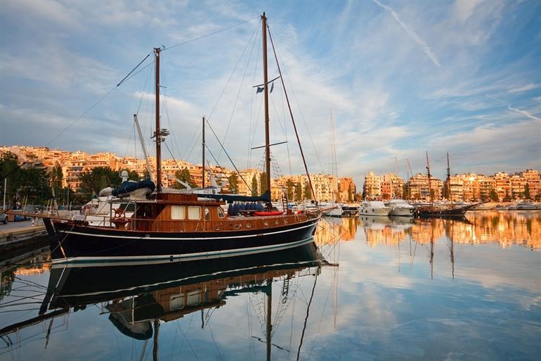 Zicht op Zea Marina in Piraeus de haven van Athene, Griekenland