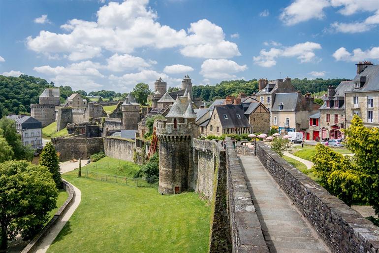 Zicht vanaf de stadswallen in Fougères, Bretagne