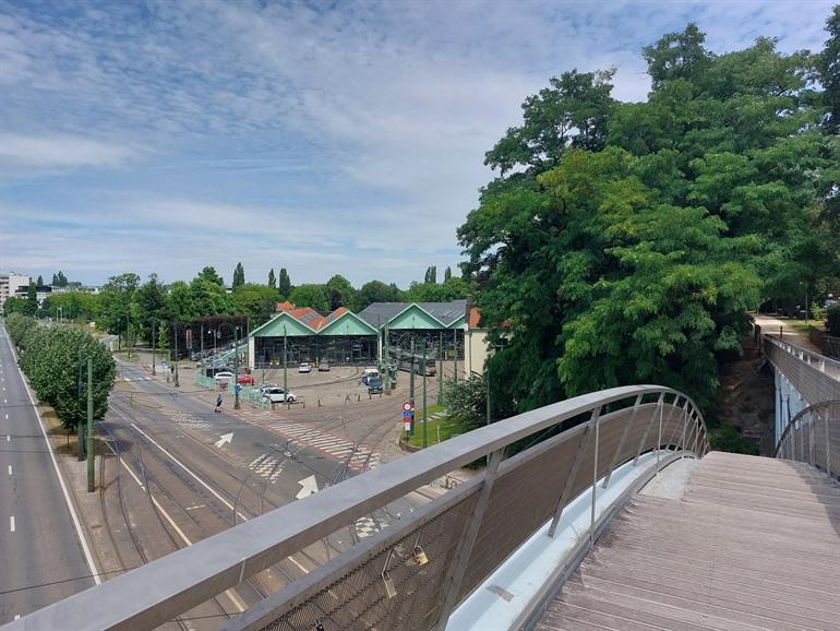 Zicht vanop brug op Trammuseum aan Tervurenlaan, Woluwevallei