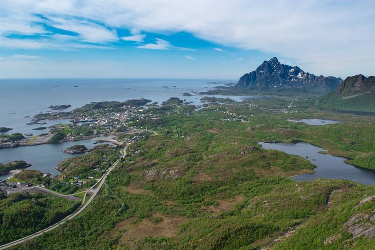 Zicht vanop de top van Tjeldbergtind