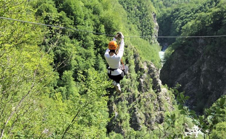 Zip line over de Soca rivier