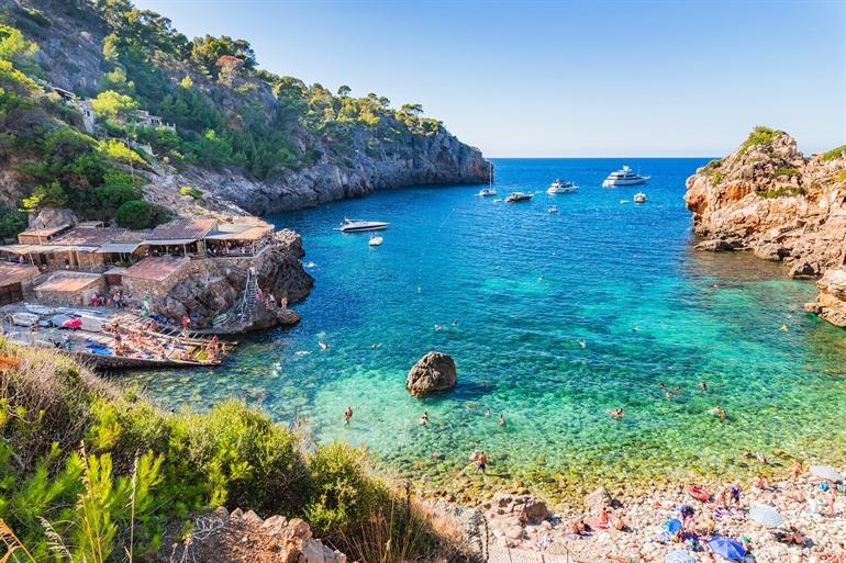 Zonnebaden en zwemmen in Cala Deìa