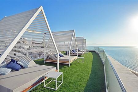 Zonnebaden op de rooftop van Meliá Costa del Sol