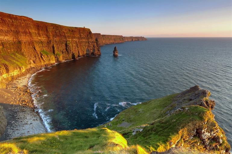Zonsondergang bij de kliffen van Moher, Ierland