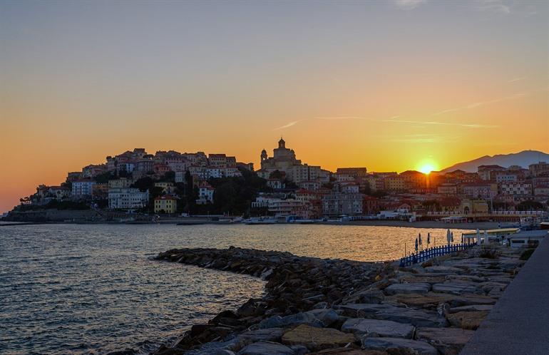 Zonsondergang Imperia met aan de rechterkant het strand