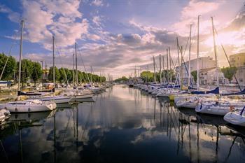 Zonsondergang in de haven van Rimini, Emilia-Romagna