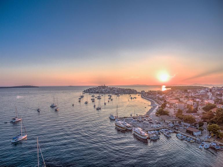 Zonsondergang in Primošten, Kroatië
