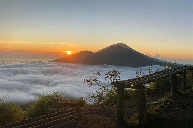 Zonsopgang bekijken Mount Batur vanuit Ubud