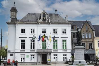 Zottegem stadhuis op de markt