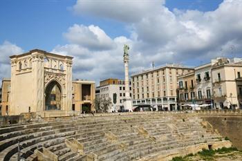 Zuil van Sint-Orontius en amfitheater Lecce