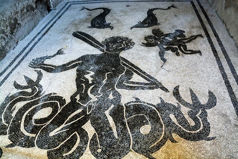 Zwarte vloermozaïek met de god Triton in Herculaneum