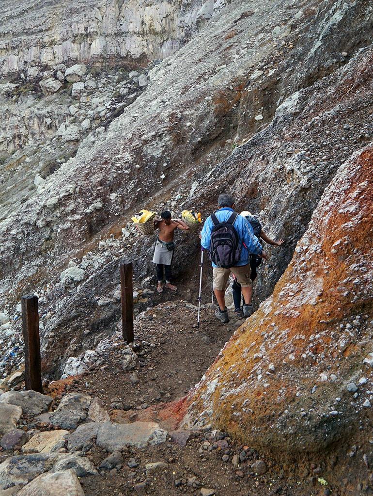 Zwaveldragers op weg naar de top van Mount Ijen, Java