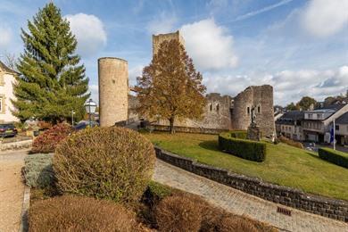 Wandelroute naar kasteelruïne Useldange