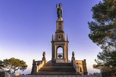 Wandelroute van Puig Sant Salvator naar Castell de Santueri