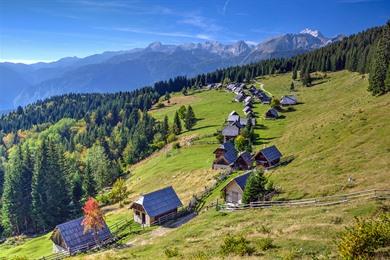 Wandel tussen de herdershuisjes bij Velika Planina